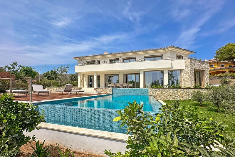 Stylishly renovated villa with wonderful outdoor area in prime location — photo 1