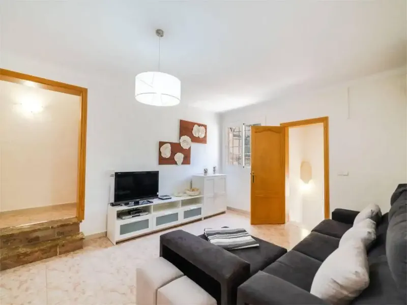 Villa de 150 m² en 2 plantas adecvada para 6 adultos. Con mobiliario muy funcional y confortable: comedor abierto grande con ventanal con me — photo 11