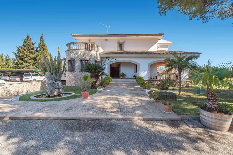 This exceptionally prestigious estate combines the charm of a Mediterranean country house with elegant, timeless furniture and a well-maintained condition — photo 3