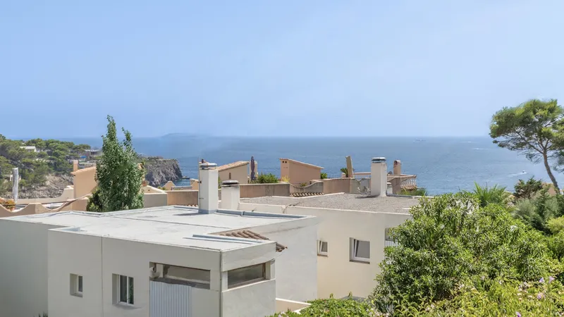 Refurbished sea view apartment for sale in Santa Ponsa in a quiet location close to the sea — photo 3