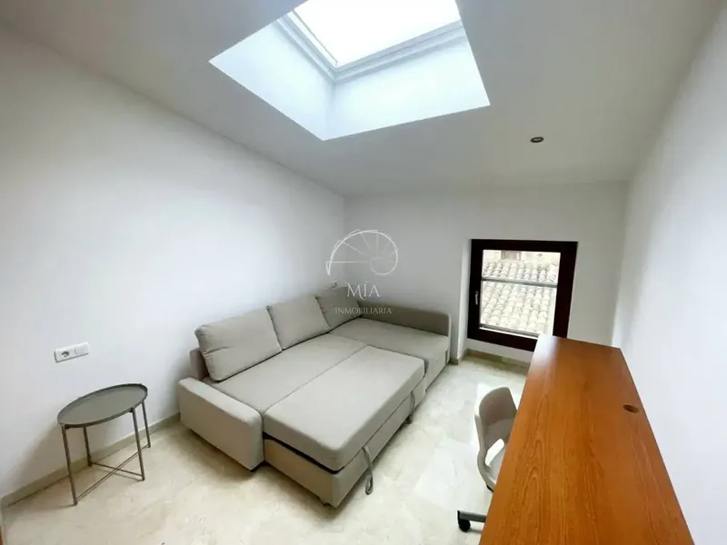 Mía inmobiliaria te presenta este exquisito ático, en alquiler, situado en el centro histórico de Palma, a solo unos pasos de Plaza de Cort. — photo 11