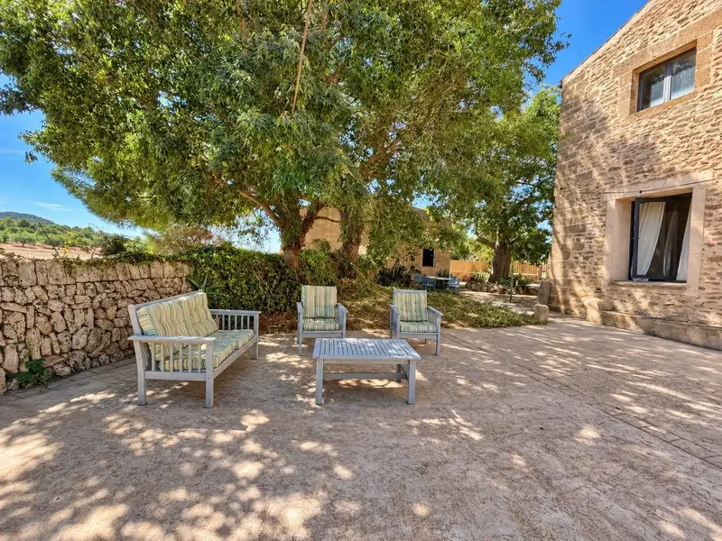 Piedra natural, un gran arco y techos de gran altura con vigas vistas definen el carácter de esta casa de campo tradicional mallorquina ubic — photo 1
