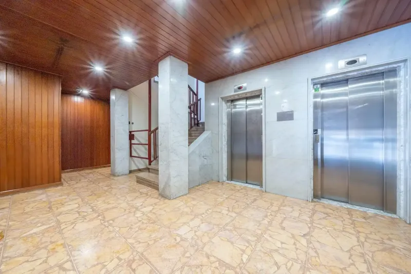 If you are looking for an excellent opportunity to acquire a property in an unbeatable location, this apartment is for you. Located right on — photo 5