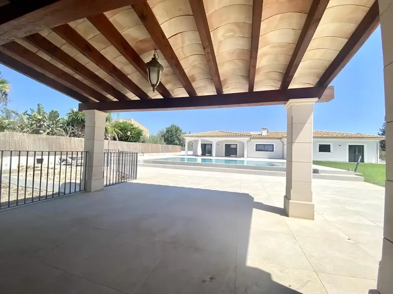 Cherryhouse Invest presents this spectacular high-end villa located in the prestigious private urbanization of Sa Planera, one of the — photo 2