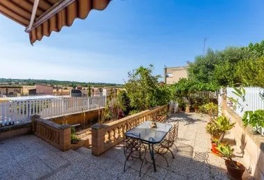 Ground floor with large terrace and communal pool. — photo 2