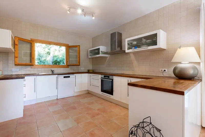 Spacious five-bedroom detached house in the quiet and sought-after residential area of Son Toni, with excellent views of the — photo 8