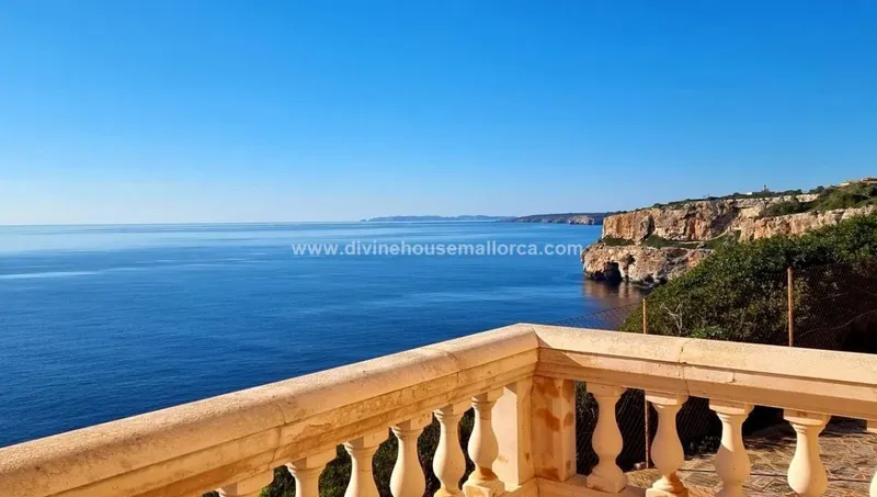 Chalet on the front line in Cala Llombards with tourist rental license — photo 1