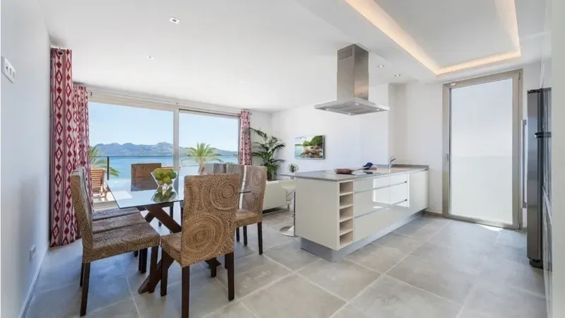 Modern style penthouse with amazing beach and sea views for sale in Pollensa, on the north of Mallorca. — photo 7