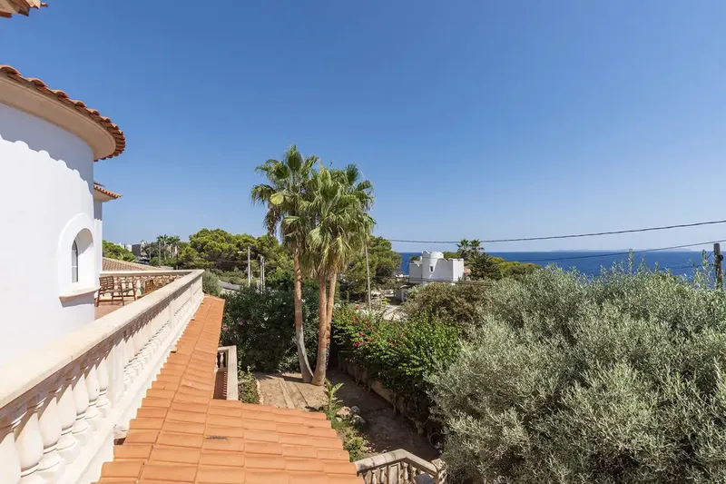This beautiful villa in Cala Pi with Versace-style elements and a constructed area of approx. 490 m2 offers sea views over a gr — photo 6