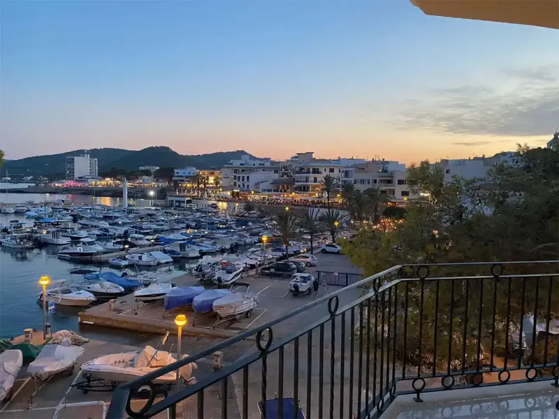 Vivienda con impresionantes vistas del puerto marítimo, costa y paseo marítimo de Cala Ratjada. Amplio salón-comedor con salida a terraza co — photo 2