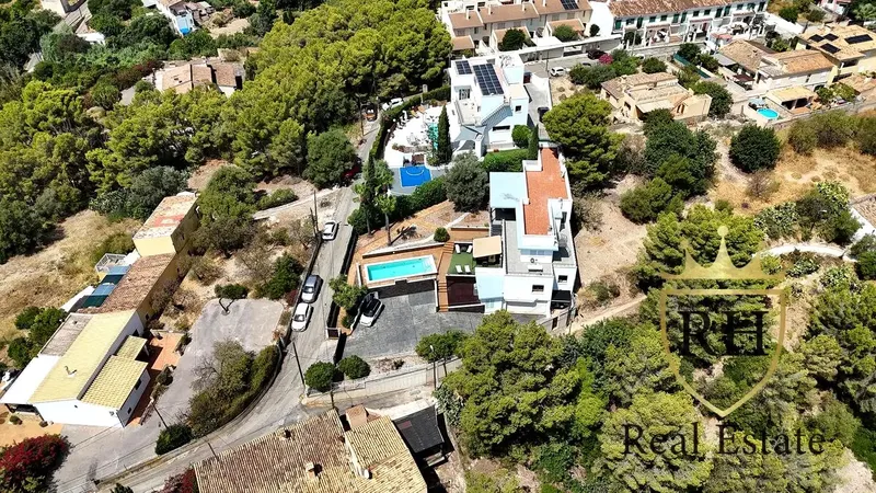 Discover this spectacular house or chalet in the exclusive area of Gènova, perfect for those seeking comfort, space, and a quiet environment — photo 1