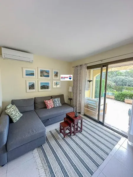 Discover this exceptional two-bedroom apartment, with parking and storage room, 200 m from the sea with communal pool. Located in the tr — photo 3