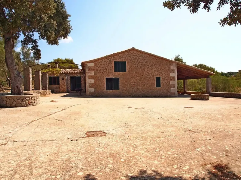 Beautiful Stone House with 80cm walls, on a rustic estate of approx. 33,000m2, has cistern water, Endesa electricity, distributed in — photo 9