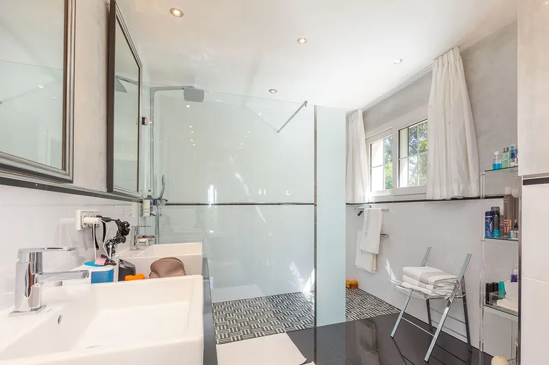 High-quality villa with character and sunny ambience — photo 10