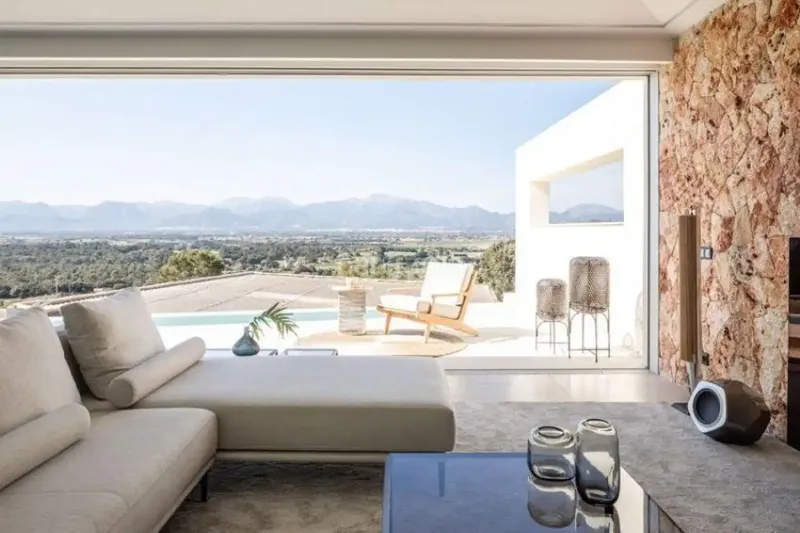 Welcome to your new luxury home! This detached villa offers everything your heart desires: from a heated indoor pool — photo 6