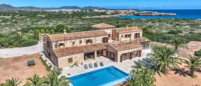 Unique finca-style villa in Porto Cristo on the beachfront set on a 50,000 m² lot — photo 1