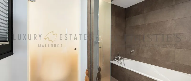 Luxury apartment in Camp de Mar in sought-after complex — photo 10