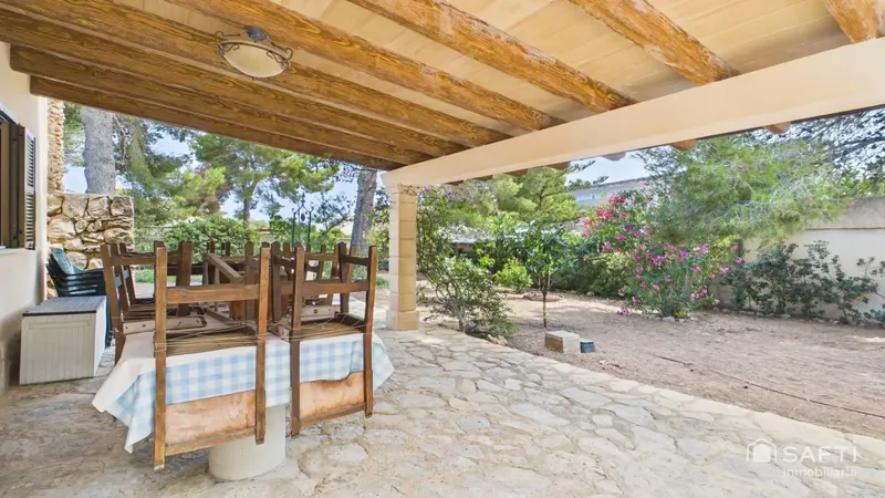 Cozy urban chalet with a large garden in Calas de Mallorca — photo 9