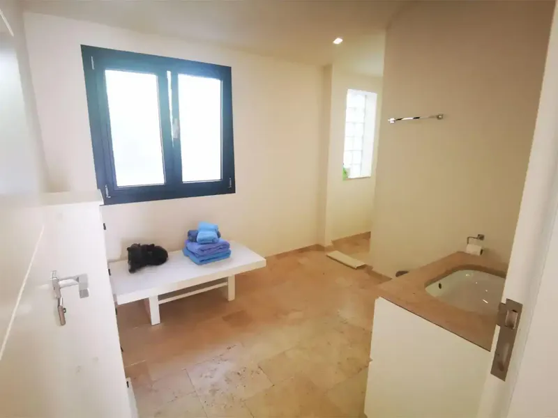 Esta villa moderna se ubica en la exclusiva zona de Cala Llamp en Port d´Andratx, y ofrece hermosas vistas al mar y puestas de sol. La villa — photo 11