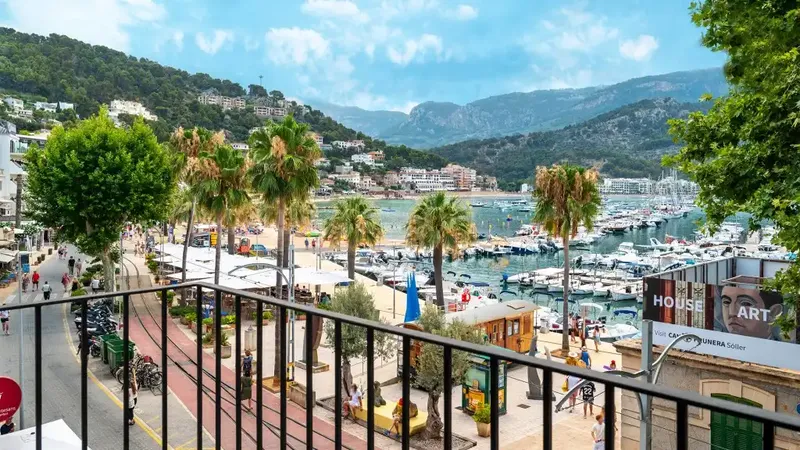 This apartment is part of a newly built residential complex spread over four floors on the seafront of Port de Sóller — photo 2