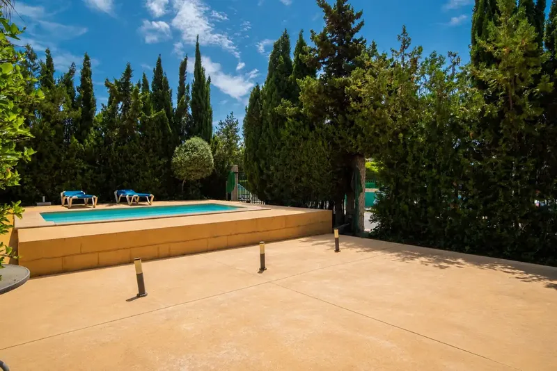 A home full of potential is this villa of approx. 150 m2 in Puerto Alcudia, near the beach and the lakes, with 4 bedrooms, 2 bathrooms, kitchen — photo 6