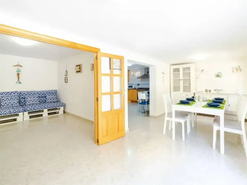 Villa de 150 m² en 2 plantas adecvada para 6 adultos. Con mobiliario muy funcional y confortable: comedor abierto grande con ventanal con me — photo 6
