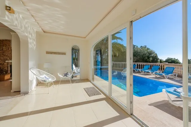 Front line villa with rental license and beach access for sale in Cala Pi, Mallorca — photo 7