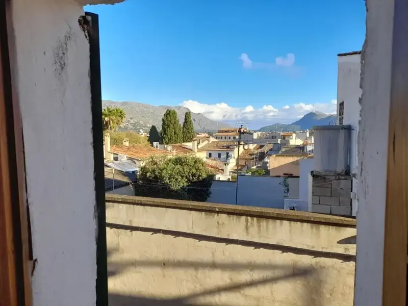 Unlock the potential of this townhouse in a coveted Pollença Pueblo — photo 1