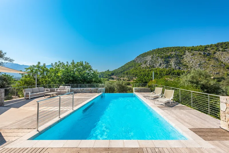 Seasonal rental: Elegant villa for rent with privacy in Pollença — photo 1