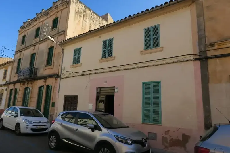 House in the town centre, with all kinds of services, with many possibilities. — photo 1