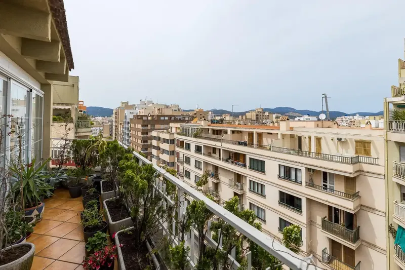 Exclusive penthouse on Calle Blanquerna, Palma, stands out for its central location and unobstructed views. — photo 1