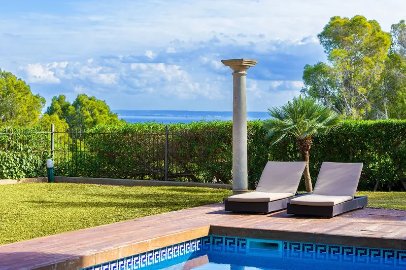 Spacious Mediterranean villa in a quiet residential area near the beach — photo 4