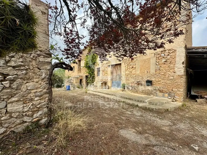 Immerse yourself in the essence of the most authentic Mallorca with this extraordinary estate, a treasure of history and Mallorcan rural charm. — photo 4