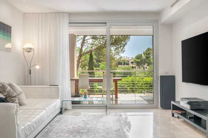 Spacious apartment with spectacular common areas and pools in exclusive Bendinat — photo 3