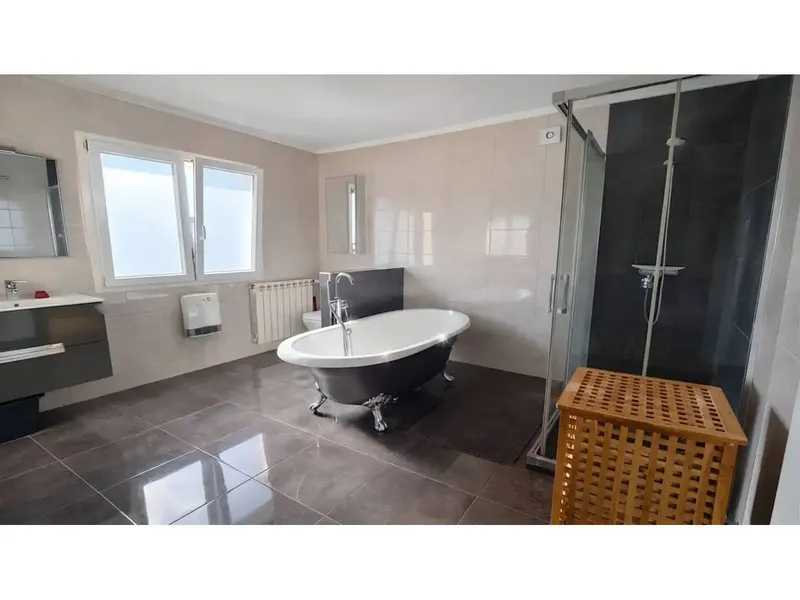 Chalet totalmente reformado, con 225 m² construidos y una parcela de 746 m² con piscina, jardín mediterráneo y varias zonas exteriores. Una  — photo 12