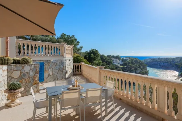 Front line villa with rental license and beach access for sale in Cala Pi, Mallorca — photo 3