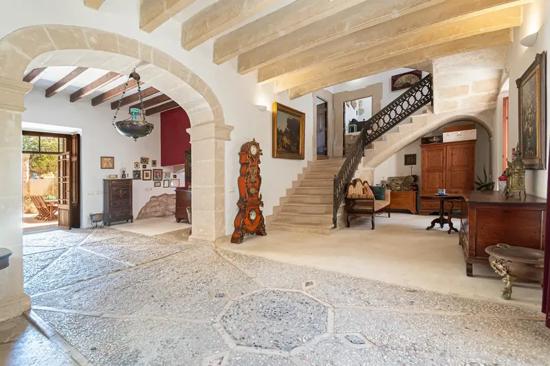 A unique 996 m2 property that brings together the essence of traditional Mallorcan architecture, spacious areas, privacy and an exceptional — photo 4