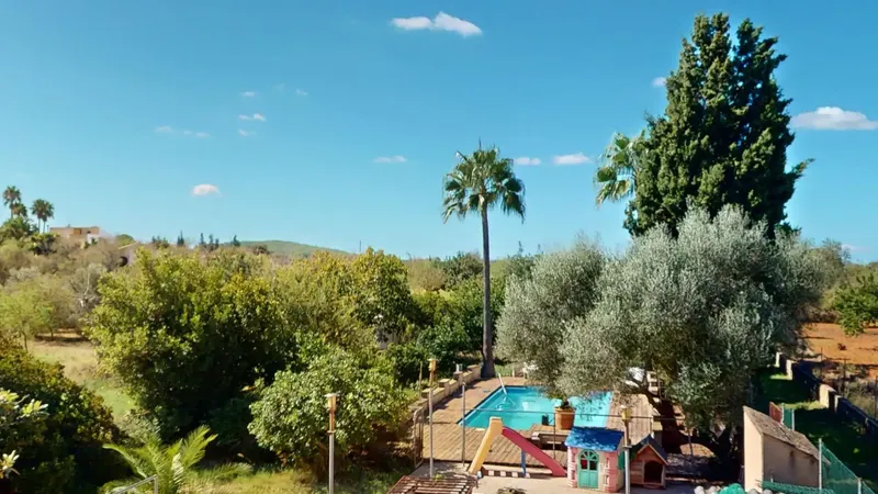 In a quiet and natural setting in Algaida, this 2,000 m2 estate offers absolute privacy and a charming 214 m2 home with — photo 1