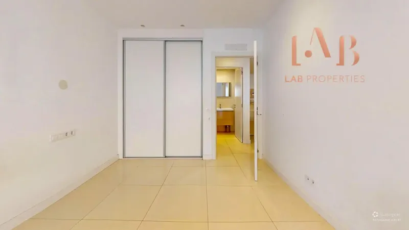 New-build commercial premises for sale, completed in 2022, fully fitted out and with the possibility of a change of use to residential, subject to the corresponding — photo 3