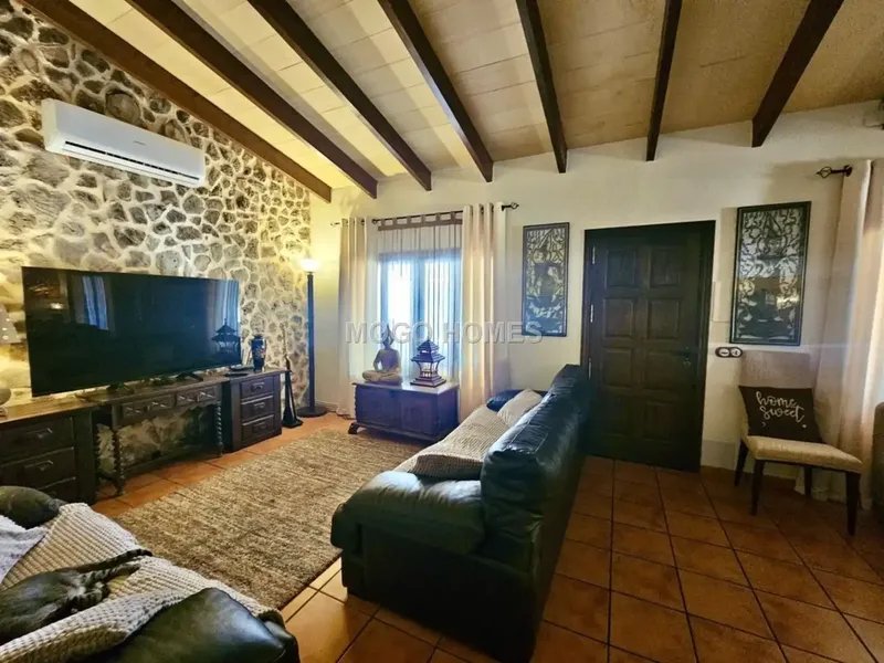 Esta atractiva casa es perfecta para quienes desean vivir en el campo, ya que cuenta con conexiones a la red eléctrica y al suministro de ag — photo 8