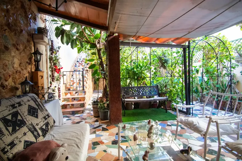 This enormous house in the Molinar neighborhood of Platja de Palma is an impressive property characterized by its generous dimensions and its — photo 3