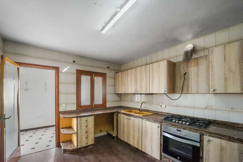 Spacious apartment with terrace and XL garage to realize your dream home in Felanitx — photo 9