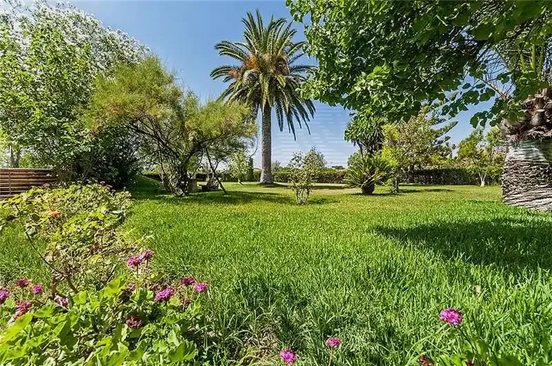 Rustic estate on plot of approx. 21,000 m2, 400 m2 built house on 2 floors, 3 living rooms, 20 m2 dining room, 20 m2 furnished kitchen — photo 2
