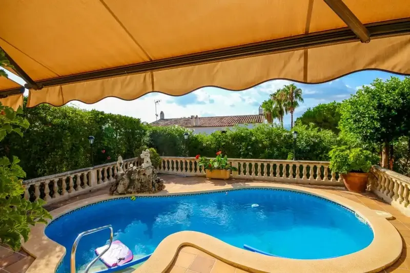 Spacious semi-detached house for sale, located in one of the most demanded and desired urbanizations of the northern area of Mallorca, Alcanada. Urban — photo 5