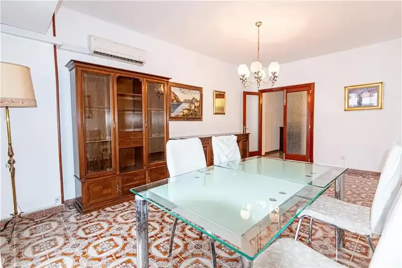 Piso junto a Paseo Mallorca. Amplio y luminoso piso de 130m2 aprox., cuenta con un gran salón-comedor con acceso directo a una terraza, la c — photo 2