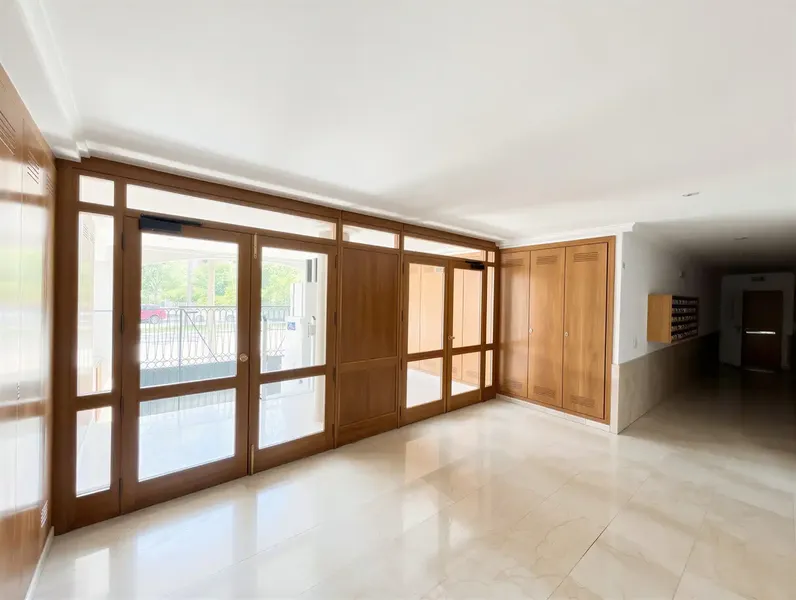 This spacious apartment is located in a well-maintained residential complex in an attractive area of Palma, combining comfort, space, and u — photo 5