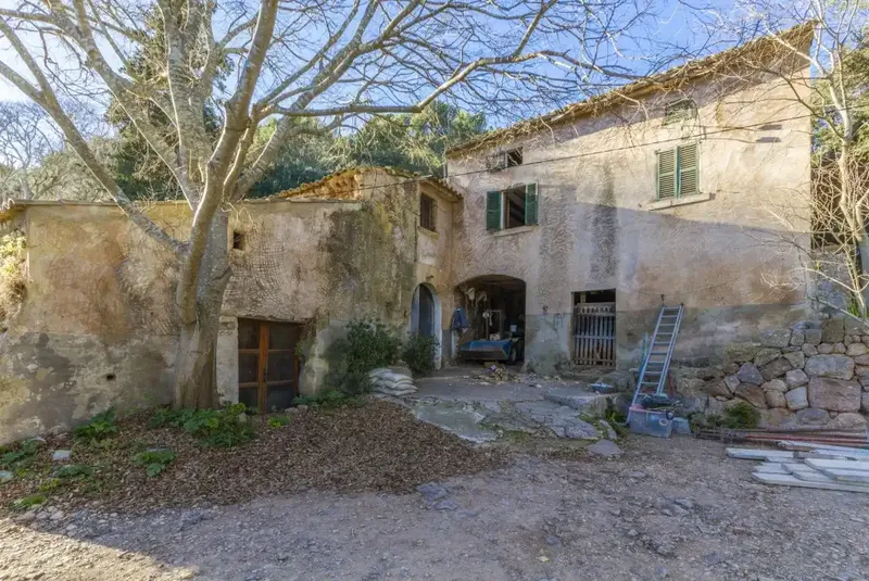 Impressive estate with a single-story country house, three bedrooms, two bathrooms and a comfortable living/dining room — photo 1