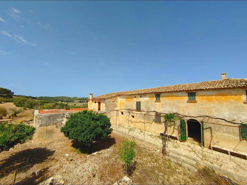 Large Mallorcan country house of 2,000 m² to restore with 55 hectares of land in Algaida — photo 8