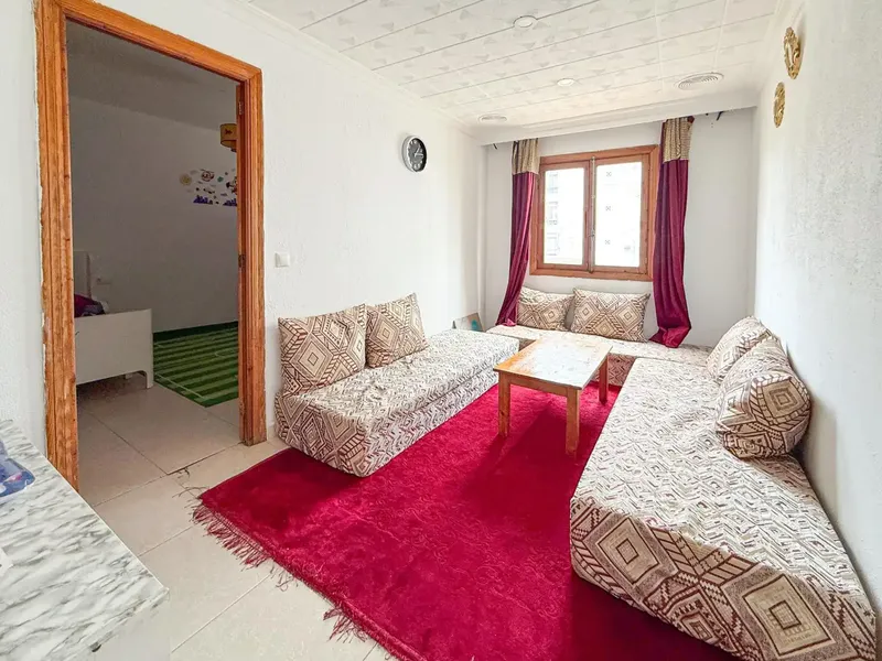 We present this spacious second floor without elevator that stands out for its large rooms and brightness. Located right on Gran Vía de Colón — photo 2