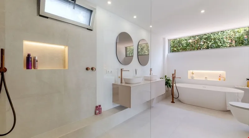 Refurbished five-bedroom villa with a rare flat garden for sale in Camp de Mar — photo 10